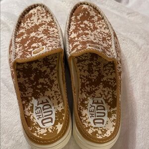 Hey Dude Women’s Tan and White Patterned Loafers
